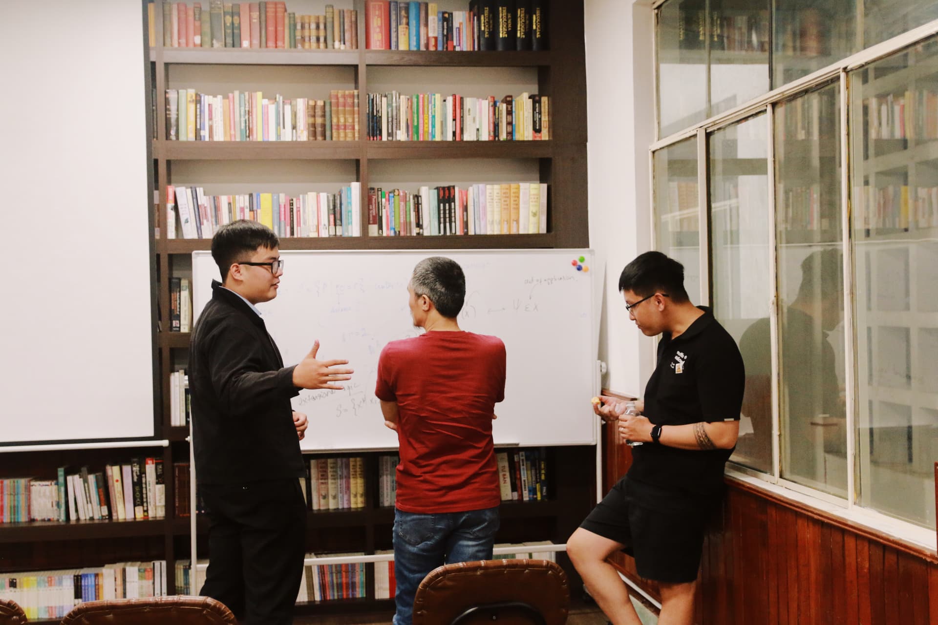 Nhóm nhỏ trao đổi bên bảng trắng sau buổi đọc.